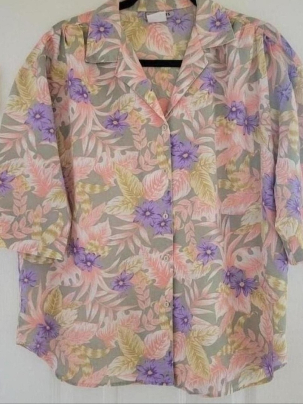 Vtg. Tropical floral button-up shirt in pink and yellow Resort Spring Vacay 18